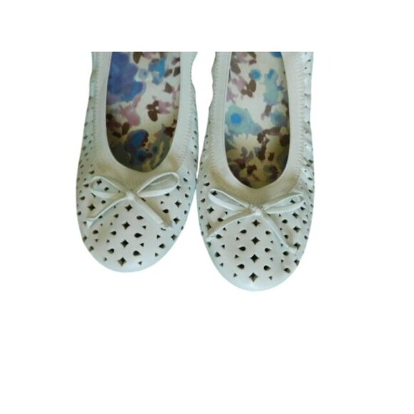 Vionic Size 8 White Flat Cut Out Rounded Toe Flat Soles Shoes - Picture 3 of 5